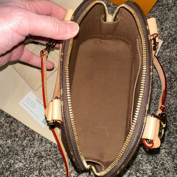 Louis Vuitton Alma BB - Picture 8 of 17